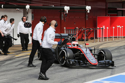 Jenson Button, McLaren MP4-30 en los pits
