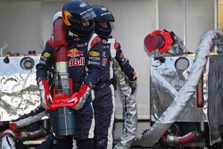 Mecánicos de Red Bull Racing, listos para la recarga de combustible