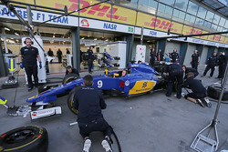 Sauber F1 Team práctica en parada de pits