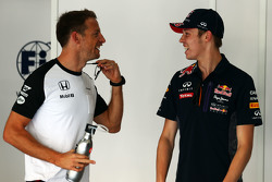 Jenson Button, de McLaren con Daniil Kvyat, Red Bull Racing en el desfile de los conductores