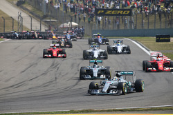 Lewis Hamilton, Mercedes AMG F1 W06 líder al inicio de la carrera
