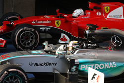 Ganador de la carrera, Lewis Hamilton celebra en su Mercedes AMG F1 W06