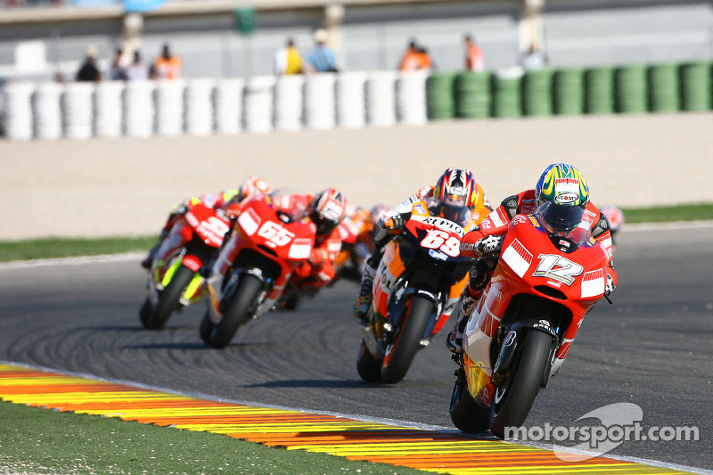 Troy Bayliss menggeber Ducati Desmosedici GP6 diikuti Nicky Hayden dari Repsol Honda di MotoGP Valencia 2006.