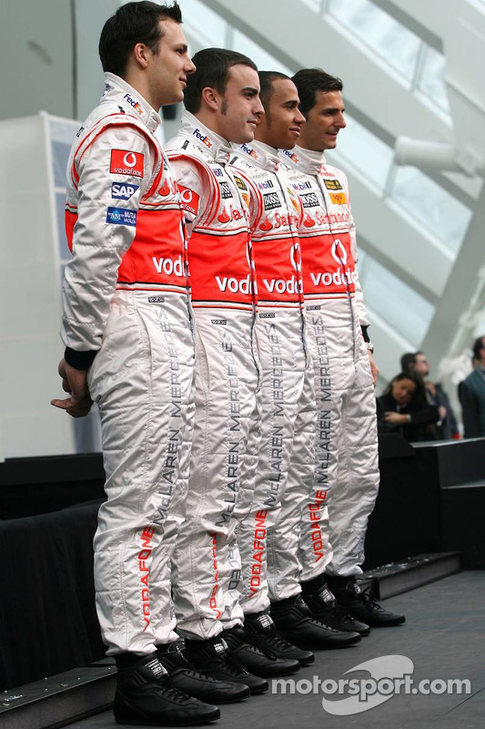 ¿Cuánto mide Lewis Hamilton? - Estatura y peso - Real height F1-mclaren-mercedes-mp4-22-launch-2007-fernando-alonso-lewis-hamilton-pedro-de-la-rosa-and
