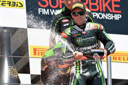 El ganador, Jonathan Rea, Kawasaki, festeja en el podium