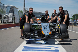 El Sahara Force India VJM08 F1 de Nico Hulkenberg, Sahara Force India F1 es empujado hacia abajo a l
