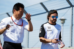 Yasuhisa Arai, Responsabile di Honda Motorsport, cammina in circuito con Fernando Alonso, McLaren