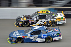 Regan Smith, JR Motorsports, Chevrolet, und Kyle Larson, HSCott Motorsports, Chevrolet