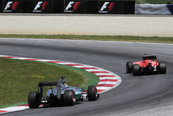 Roberto Merhi, Manor F1 Team, lidera a Lewis Hamilton, Mercedes AMG F1 W06