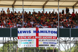 Una bandera de Lewis Hamilton, aficionados a la F1 Mercedes AMG
