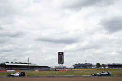 Valtteri Bottas, Williams FW37, vor Lewis Hamilton, Mercedes AMG F1 W06