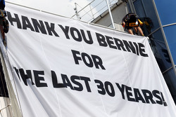 Ein Banner für Bernie Ecclestone,