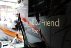 The Sahara Force India F1 VJM08 con un tributo a Jules Bianchi