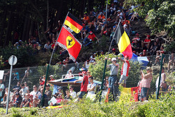 Fãs da Ferrari empunham bandeiras nas arquibancadas em Spa-Francorchamps