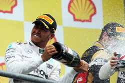 Il vincitore Lewis Hamilton, Mercedes AMG F1 festeggia sul podio