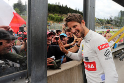 Romain Grosjean, de Lotus F1 Team celebra su tercera posición con los fans