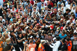 Fernando Alonso, McLaren, schreibt Autogramme für die Fans