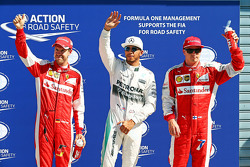 El ganador de la pole, Lewis Hamilton, Mercedes AMG F1 Team, segundo lugar, Kimi Raikkonen, Ferrari,