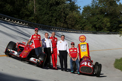 Kimi Raikkonen, Ferrari con Sebastian Vettel, Ferrari