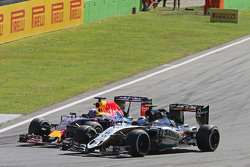 Daniel Ricciardo, Red Bull Racing RB11, und Sergio Perez, Sahara Force India F1 VJM08