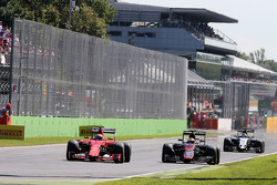 Kimi Räikkönen, Ferrari SF15-T, und Jenson Button, McLaren MP4-30