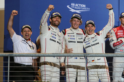 Podio: ganadores Timo Bernhard, Mark Webber, Brendon Hartley, Porsche Team