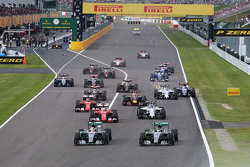 Lewis Hamilton, Mercedes AMG F1 W06 al comando alla partenza della gara