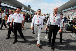 本田F1项目主管新井康久、本田社长八乡隆弘与迈凯伦主席兼CEO罗恩•丹尼斯在日本站赛前发车区