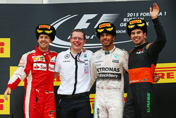 Podio: secondo Sebastian Vettel, Ferrari, il vincitore Lewis Hamilton, Mercedes AMG F1 e il terzo Se
