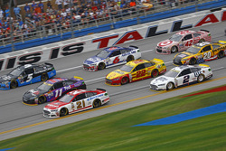 Ryan Blaney, Wood Brothers Racing Ford e Denny Hamlin, Joe Gibbs Racing Toyota e Kasey Kahne, Hendri
