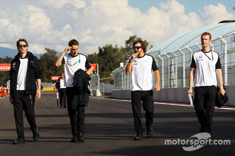 Fernando Alonso, McLaren y Stoffel Vandoorne, McLaren Piloto de Pruebas y de Reserva caminan por el circuito