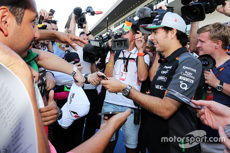 Sergio Pérez, Sahara Force India F1 firma autógrafos para los fans