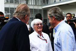 El ex Rey de España, Juan Carlos con Bernie Ecclestone, y Carlos Sainz (ESP)