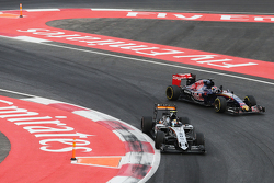 Sergio Perez, Sahara Force India F1 VJM08, und Max Verstappen, Scuderia Toro Rosso STR10, nach Renne