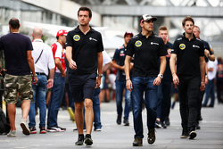 (Da sx a dx): Jolyon Palmer, Tester e Pilota di riserva del Team Lotus F1 con Pastor Maldonado, Lotu