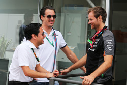 Adrian Sutil, Williams reserverijder, met Mika Salminen, Sahara Force India F1 Team Physio