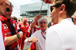 Maurizio Arrivabene, Ferrari-Teamchef, mit Bernie Ecclestone und Sebastian Vettel, Ferrari, in der S