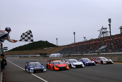 Takuma Sato schwenkt die karierte Flagge für die Honda-Autos aus der Super-GT-Serie