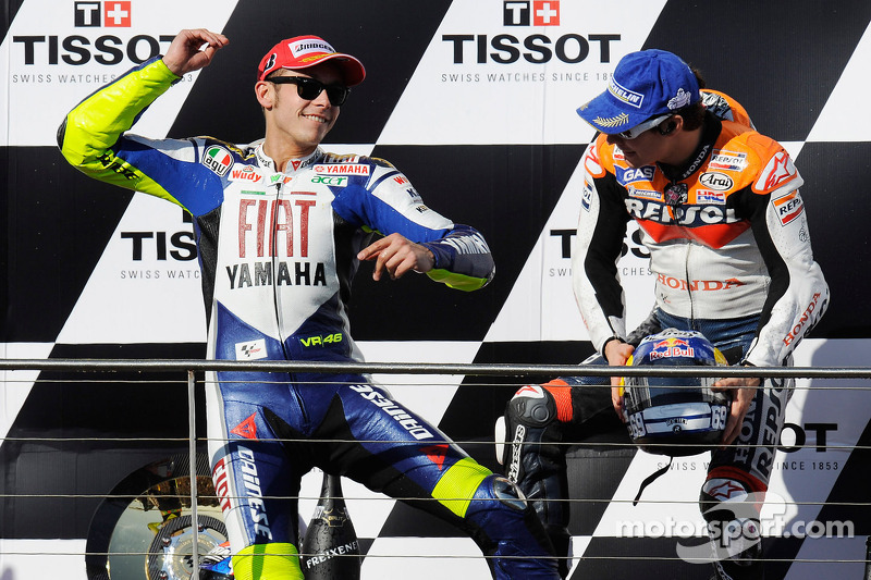 Pembalap Repsol Honda, Dani Pedrosa, bersama Valentino Rossi (Yamaha) berbagi momen di atas podium pada MotoGP Australia 2008.