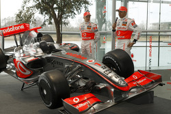 Lewis Hamilton und Heikki Kovalainen mit dem neuen McLaren Mercedes MP4-24