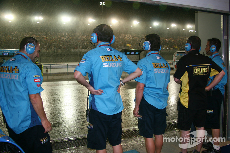 Члени команди Rizla Suzuki MotoGP дивляться на зливу натрасі Лосейл