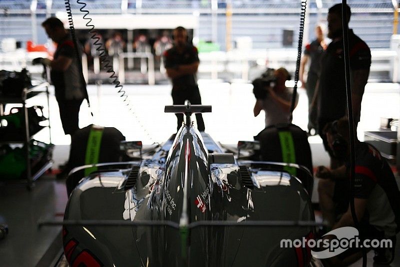 Grosjean tast in het duister over snelheidstekort: "Er is iets goed mis"