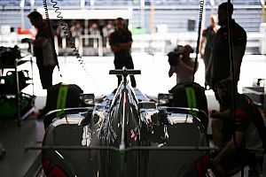Grosjean tast in het duister over snelheidstekort: "Er is iets goed mis"
