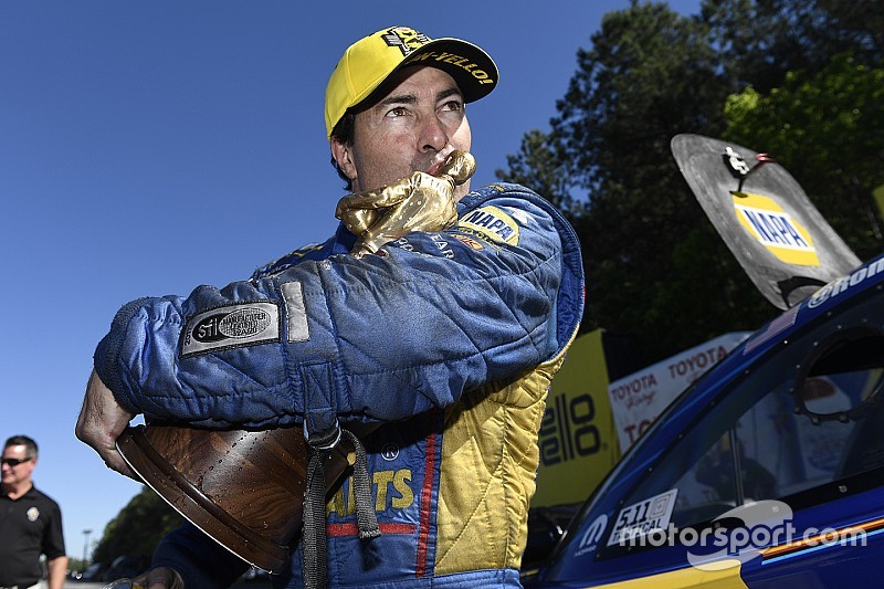 Capps scores third straight Funny Car victory