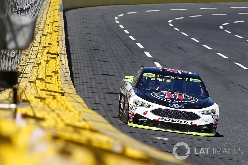 Kevin Harvick domina la Etapa 2, mientras Kyle Busch choca