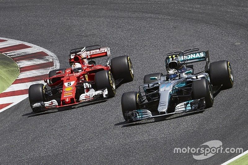 Valtteri Bottas, Mercedes AMG F1 W08; Sebastian Vettel, Ferrari SF70H