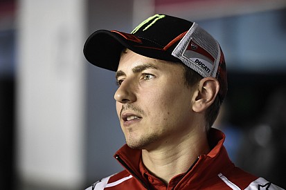 MotoGP: Lorenzo elismerte, hogy egyelőre esélytelen a dobogóra, bezzeg Dovi...