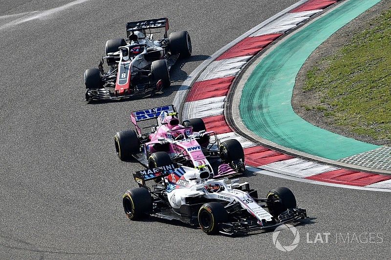 Sergey Sirotkin, Williams FW41, Esteban Ocon, Force India VJM11 y Romain Grosjean, Haas F1 Team VF-18