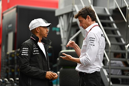 «Мы хотели сражаться именно с Леклером». Хэмилтон и Вольф об ошибке Ferrari в квалификации