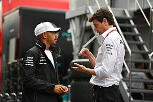 «Мы хотели сражаться именно с Леклером». Хэмилтон и Вольф об ошибке Ferrari в квалификации